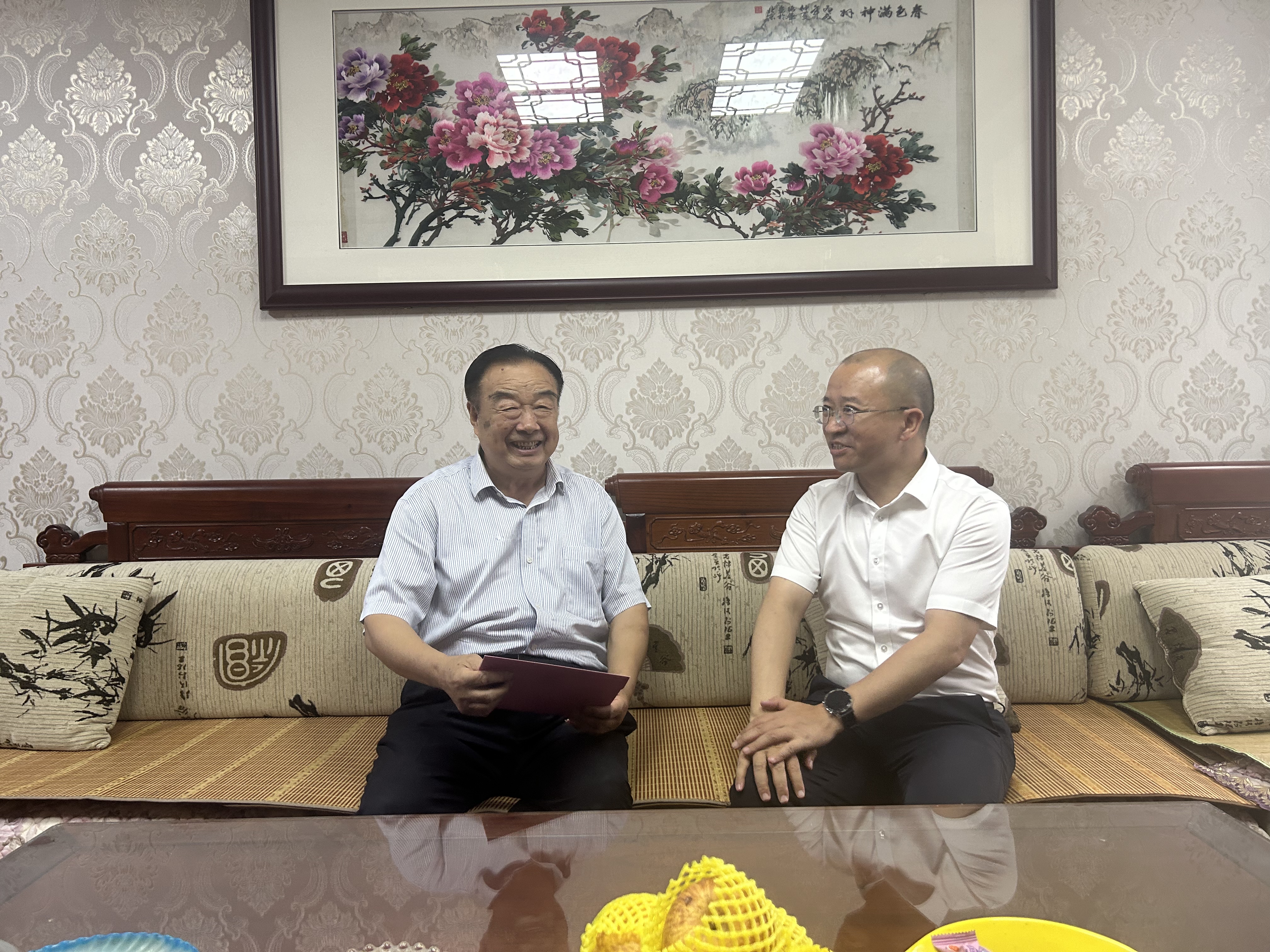 学校党委副书记、校长李祥上门慰问老党员